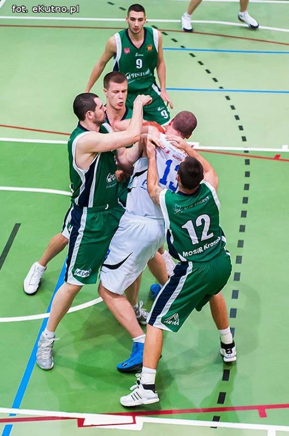 Rzuty za trzy nie wystarczyły. AZS przegrał z MOSiR-em Krosno