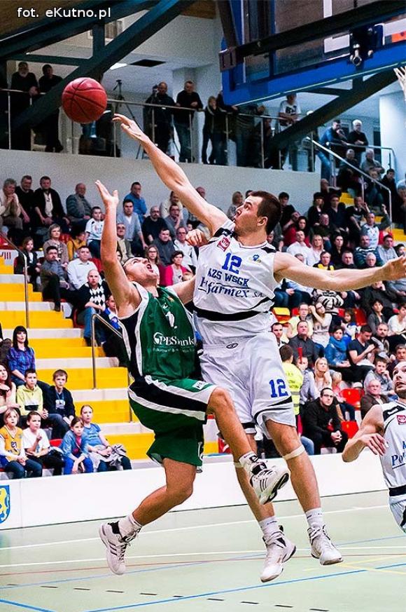 Rzuty za trzy nie wystarczyły. AZS przegrał z MOSiR-em Krosno