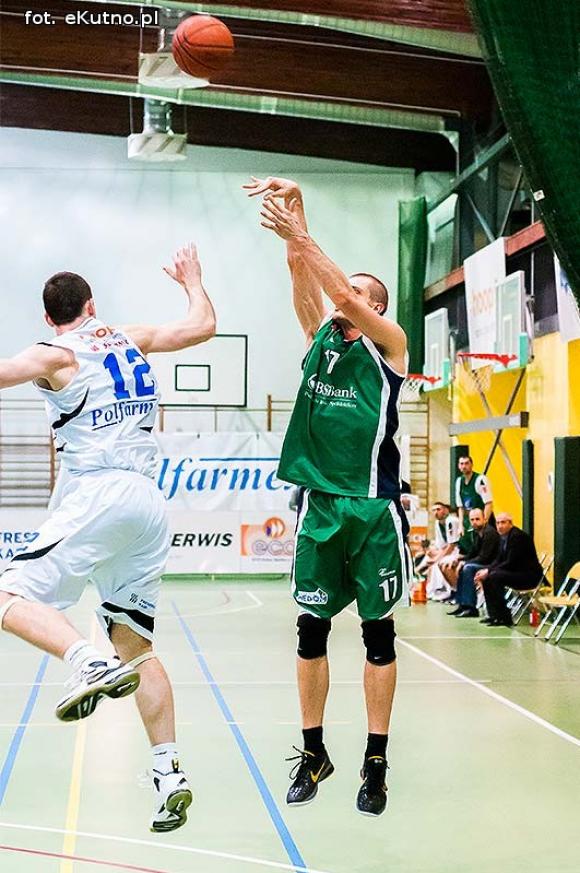 Rzuty za trzy nie wystarczyły. AZS przegrał z MOSiR-em Krosno