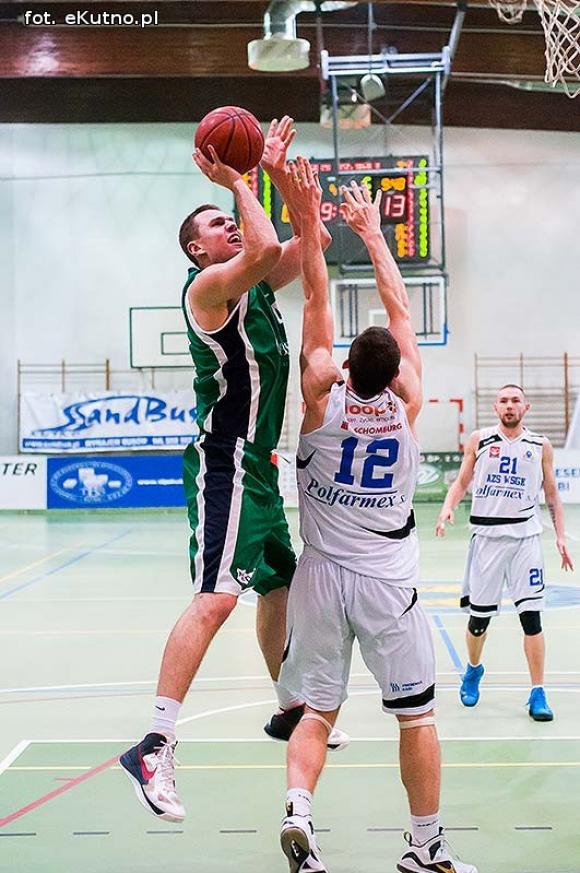 Rzuty za trzy nie wystarczyły. AZS przegrał z MOSiR-em Krosno