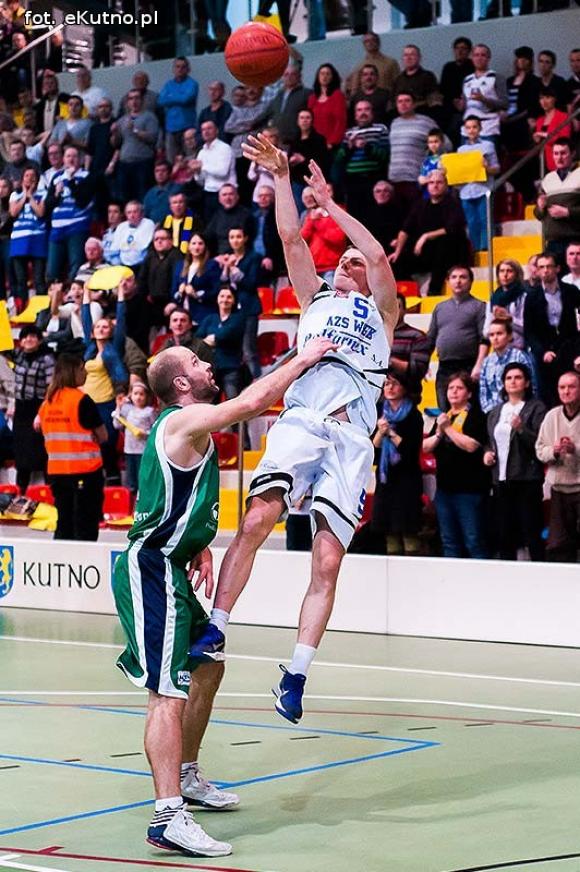 Rzuty za trzy nie wystarczyły. AZS przegrał z MOSiR-em Krosno