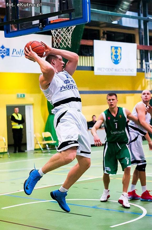 Rzuty za trzy nie wystarczyły. AZS przegrał z MOSiR-em Krosno