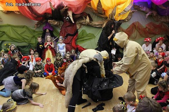 Jarzębinki bawiły się w bajkowym lesie