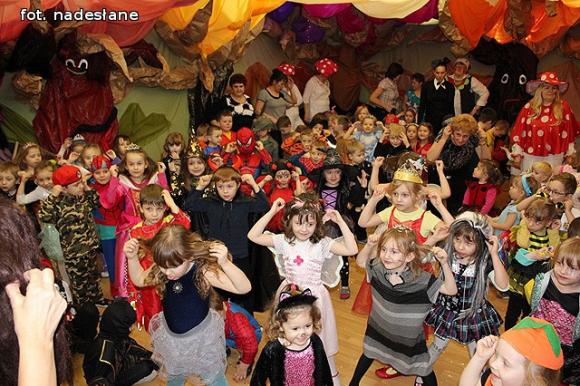 Jarzębinki bawiły się w bajkowym lesie