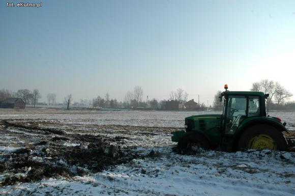 Kursująca beczka osadów po powiecie kutnowskim. Dowód na polu?
