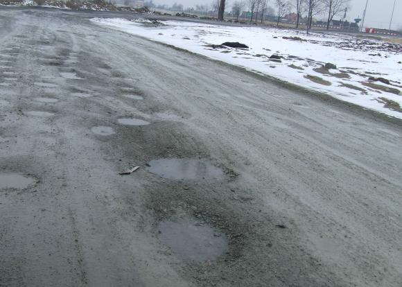 Szlakiem zniszczonych dróg powiatu kutnowskiego. Jak żyć panie wójcie? Mieszkańcy Kaszew proszą o nową drogę