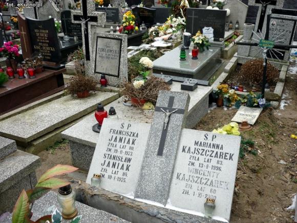 Wiatr grasował na cmentarzu?