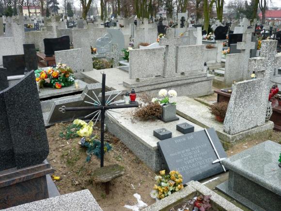 Wiatr grasował na cmentarzu?