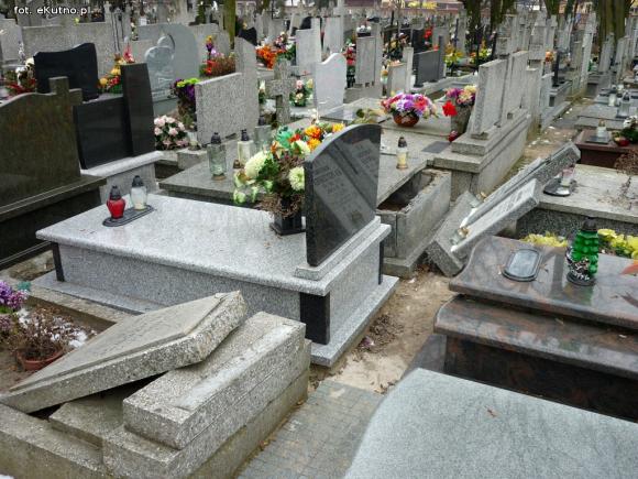 Wiatr grasował na cmentarzu?