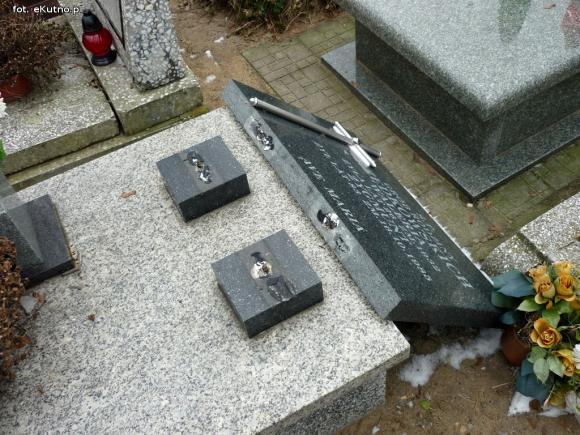 Wiatr grasował na cmentarzu?