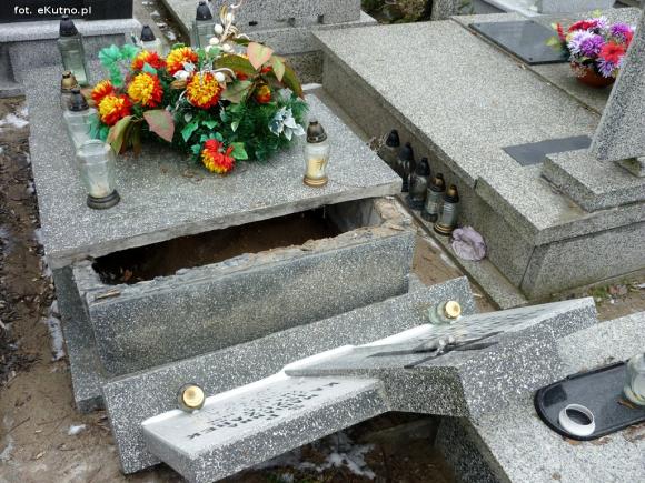 Wiatr grasował na cmentarzu?