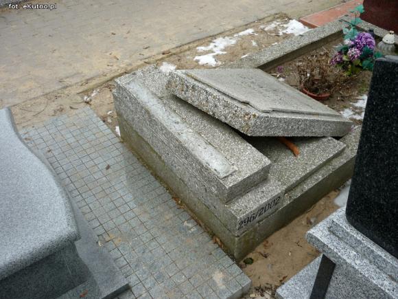 Wiatr grasował na cmentarzu?