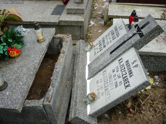 Wiatr grasował na cmentarzu?