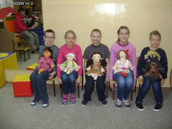 W SOSW nr 2 szyli szmaciane laleczki dla Unicefu