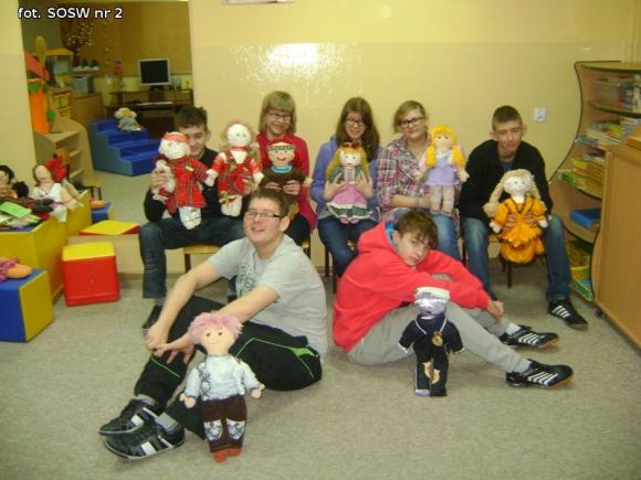 W SOSW nr 2 szyli szmaciane laleczki dla Unicefu