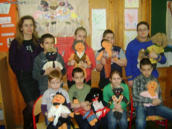 W SOSW nr 2 szyli szmaciane laleczki dla Unicefu