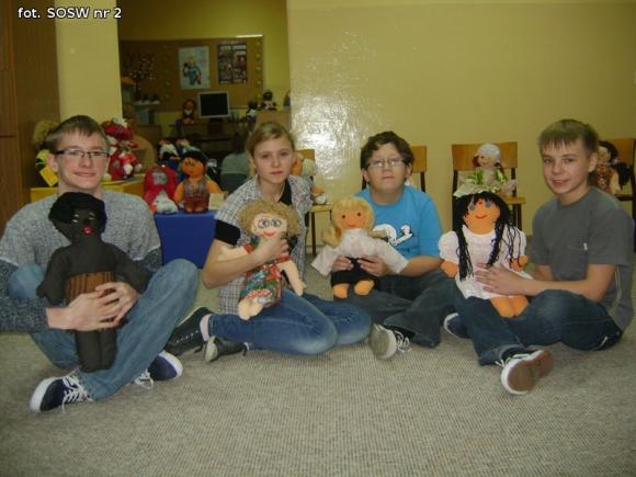 W SOSW nr 2 szyli szmaciane laleczki dla Unicefu