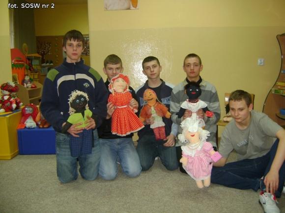 W SOSW nr 2 szyli szmaciane laleczki dla Unicefu