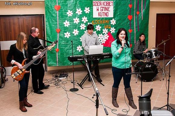 Rewelacyjne występy na Dzień Kobiet w OSP w Leszczynku