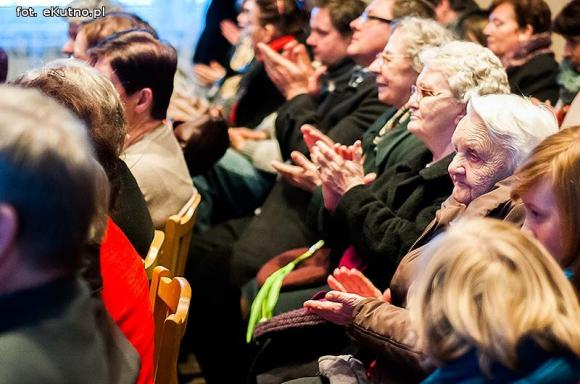 Rewelacyjne występy na Dzień Kobiet w OSP w Leszczynku