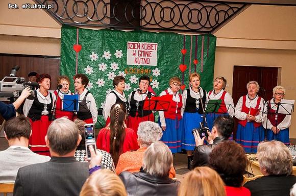 Rewelacyjne występy na Dzień Kobiet w OSP w Leszczynku