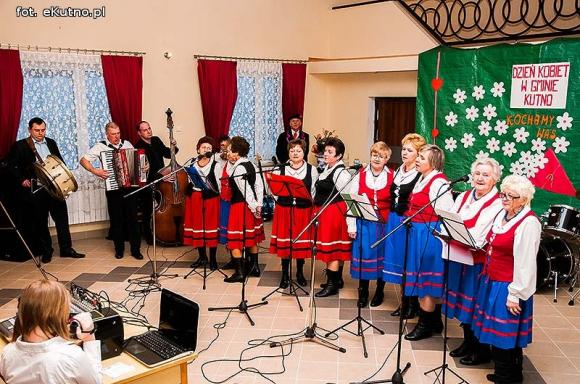 Rewelacyjne występy na Dzień Kobiet w OSP w Leszczynku