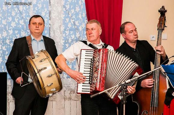 Rewelacyjne występy na Dzień Kobiet w OSP w Leszczynku