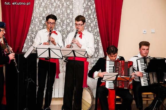 Rewelacyjne występy na Dzień Kobiet w OSP w Leszczynku