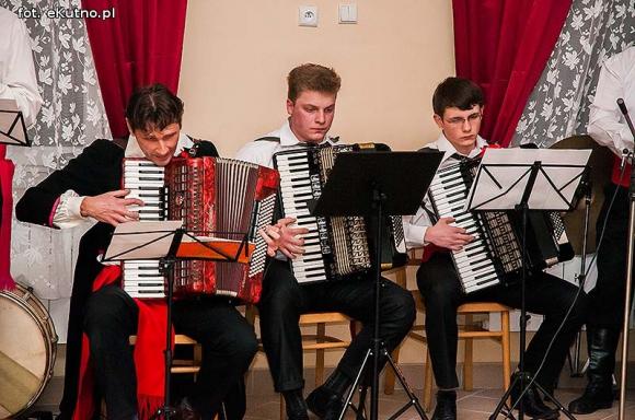 Rewelacyjne występy na Dzień Kobiet w OSP w Leszczynku