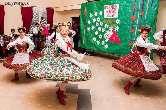 Rewelacyjne występy na Dzień Kobiet w OSP w Leszczynku