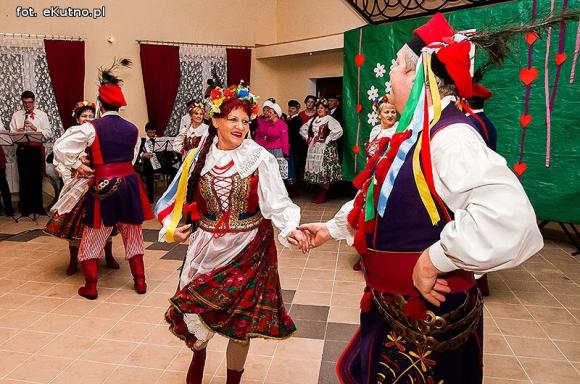 Rewelacyjne występy na Dzień Kobiet w OSP w Leszczynku