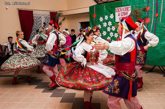 Rewelacyjne występy na Dzień Kobiet w OSP w Leszczynku