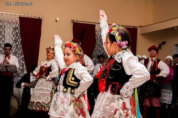 Rewelacyjne występy na Dzień Kobiet w OSP w Leszczynku