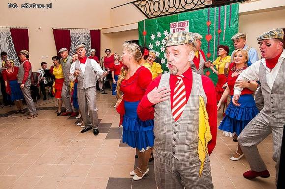 Rewelacyjne występy na Dzień Kobiet w OSP w Leszczynku