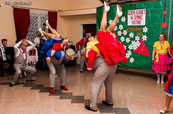 Rewelacyjne występy na Dzień Kobiet w OSP w Leszczynku