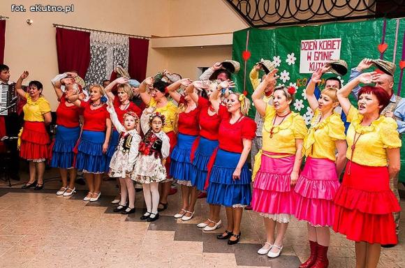 Rewelacyjne występy na Dzień Kobiet w OSP w Leszczynku