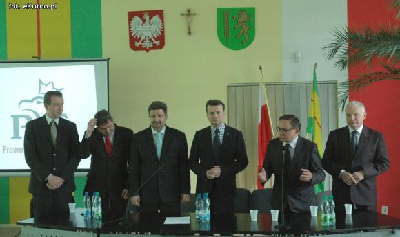 Prorosyjski Tusk, rząd jak dzieci we mgle i broszurki CBA. Bez demokracji na spotkaniu posła Błaszczaka