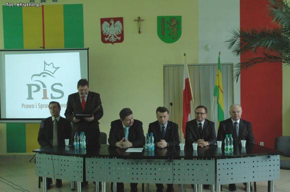 Prorosyjski Tusk, rząd jak dzieci we mgle i broszurki CBA. Bez demokracji na spotkaniu posła Błaszczaka