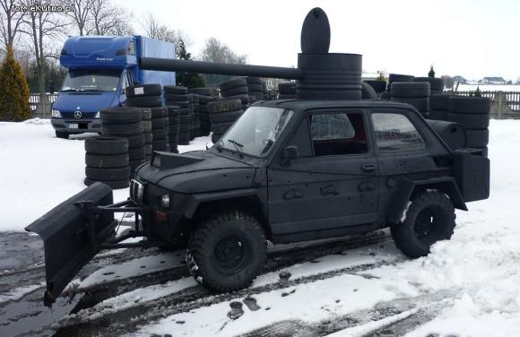 Wspomnienie zimy. Przerobił Malucha na czołg, żeby walczyć ze śniegiem