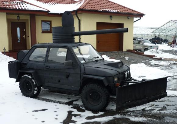 Wspomnienie zimy. Przerobił Malucha na czołg, żeby walczyć ze śniegiem