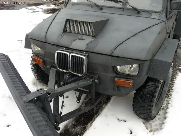 Wspomnienie zimy. Przerobił Malucha na czołg, żeby walczyć ze śniegiem