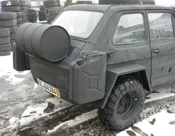 Wspomnienie zimy. Przerobił Malucha na czołg, żeby walczyć ze śniegiem