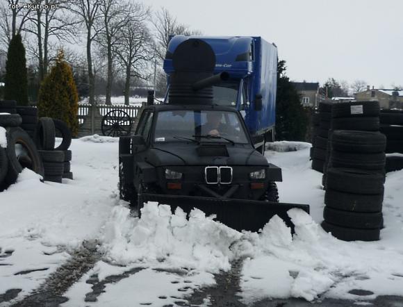Wspomnienie zimy. Przerobił Malucha na czołg, żeby walczyć ze śniegiem