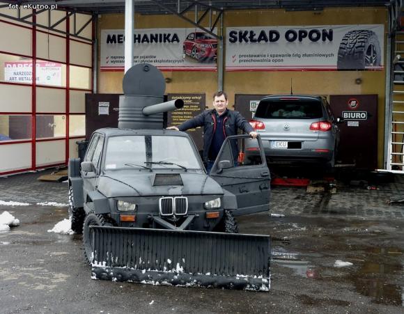 Wspomnienie zimy. Przerobił Malucha na czołg, żeby walczyć ze śniegiem