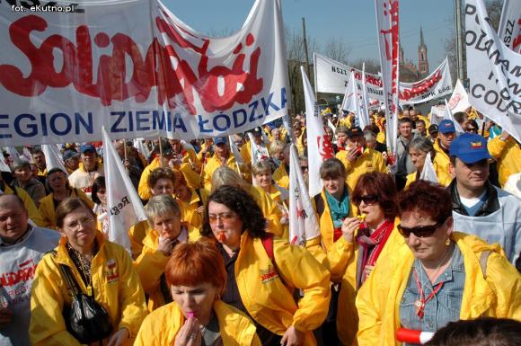 Wyjdź do nas! Wynieśmy ją! Kim wy jesteście?! Złodzieje! Pikieta związkowców w Kutnie