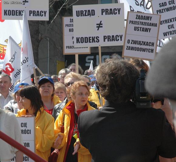 Wyjdź do nas! Wynieśmy ją! Kim wy jesteście?! Złodzieje! Pikieta związkowców w Kutnie