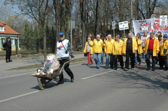 Wyjdź do nas! Wynieśmy ją! Kim wy jesteście?! Złodzieje! Pikieta związkowców w Kutnie