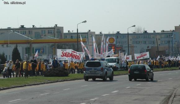 Wyjdź do nas! Wynieśmy ją! Kim wy jesteście?! Złodzieje! Pikieta związkowców w Kutnie