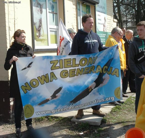 Wyjdź do nas! Wynieśmy ją! Kim wy jesteście?! Złodzieje! Pikieta związkowców w Kutnie