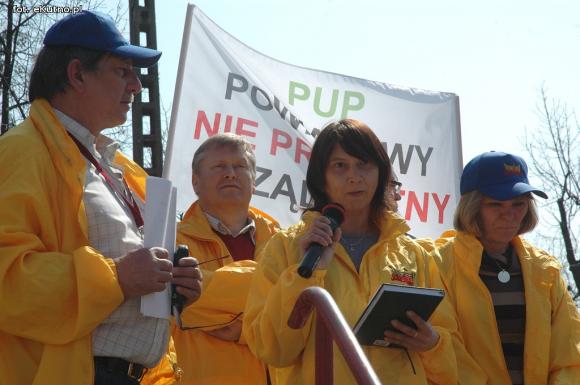 Wyjdź do nas! Wynieśmy ją! Kim wy jesteście?! Złodzieje! Pikieta związkowców w Kutnie